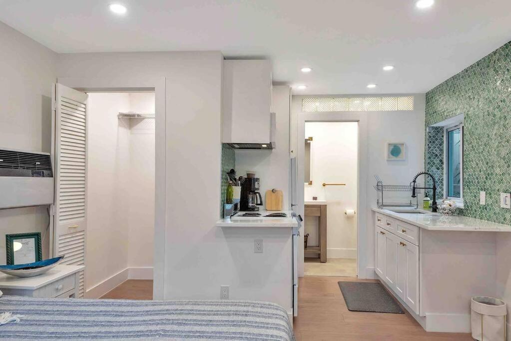 לייק וורת' Charming Studio W Pool One Mile To Beach Pets Welcome מראה חיצוני תמונה
