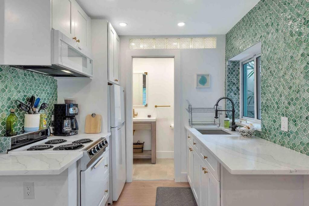 לייק וורת' Charming Studio W Pool One Mile To Beach Pets Welcome מראה חיצוני תמונה
