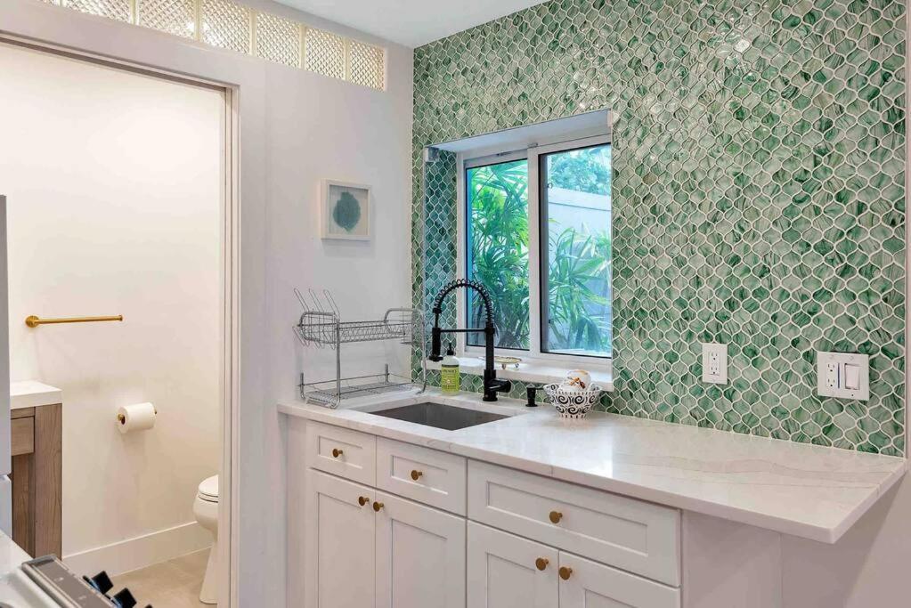 לייק וורת' Charming Studio W Pool One Mile To Beach Pets Welcome מראה חיצוני תמונה