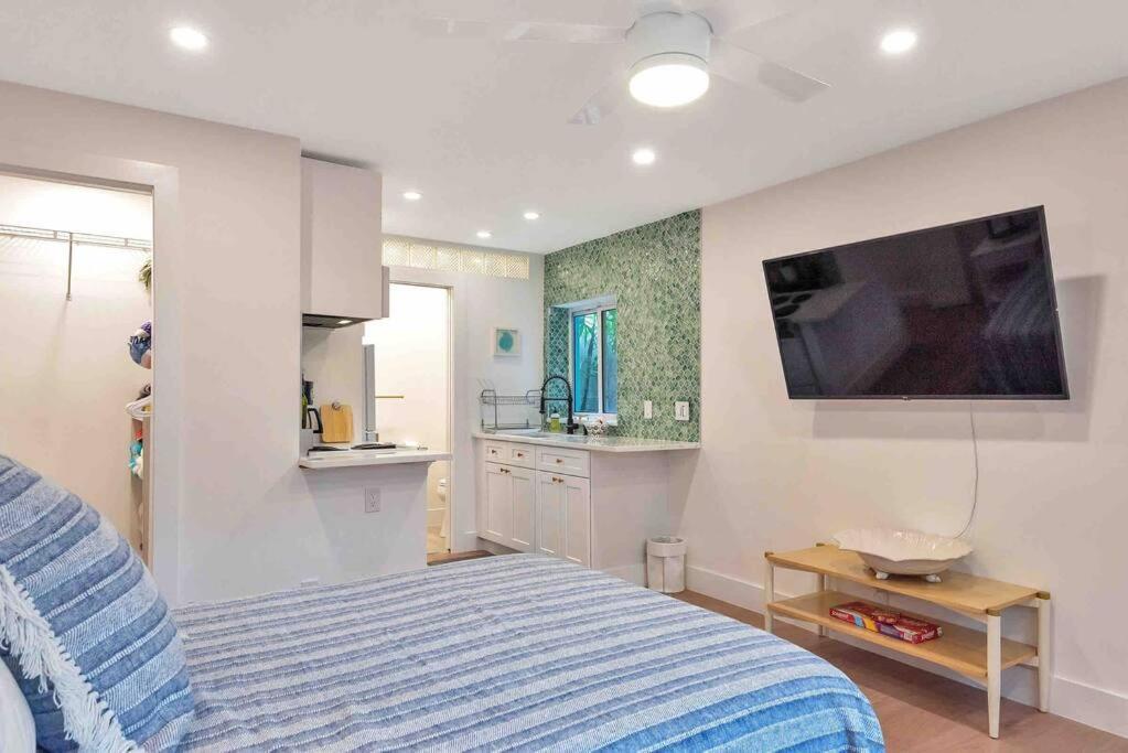 לייק וורת' Charming Studio W Pool One Mile To Beach Pets Welcome מראה חיצוני תמונה