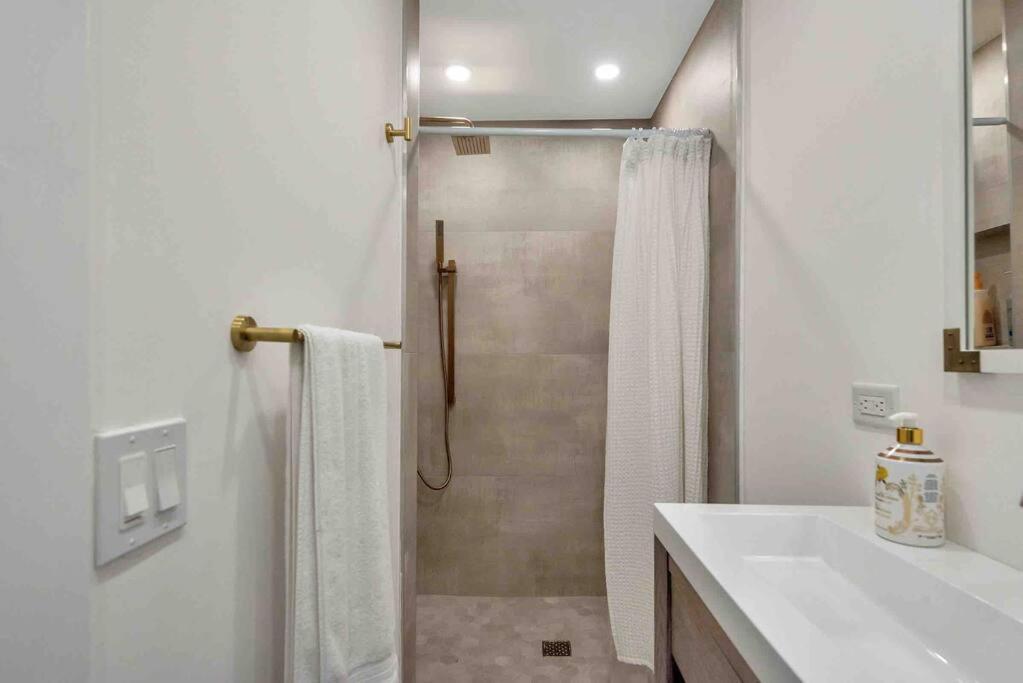 לייק וורת' Charming Studio W Pool One Mile To Beach Pets Welcome מראה חיצוני תמונה