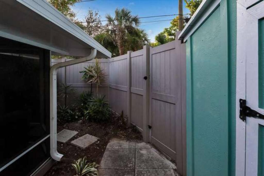 לייק וורת' Charming Studio W Pool One Mile To Beach Pets Welcome מראה חיצוני תמונה